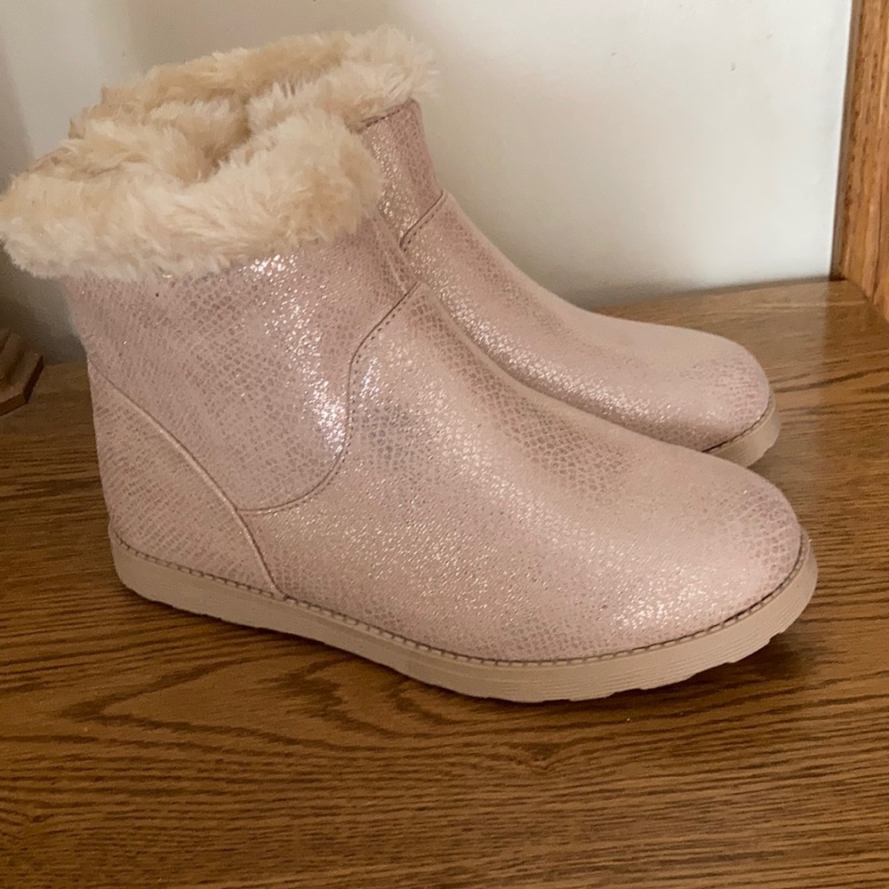 Cat & Jack girls rose/gold ankle boot size 5 with fur